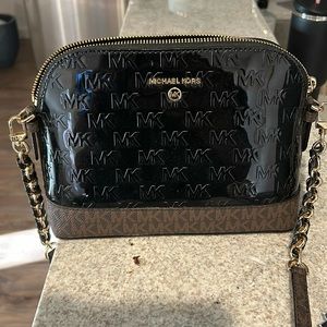 Patent crossbody with tags